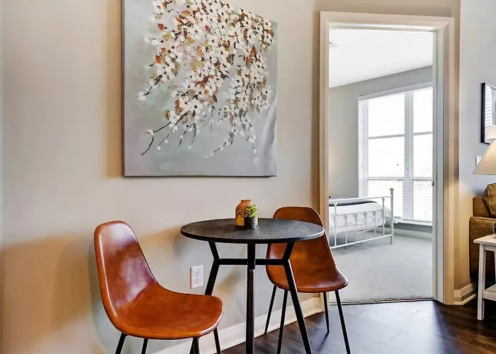 The Urban Oasis Garage Parking Walk-in Shower Apartamento