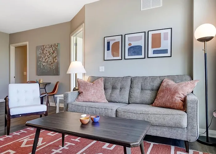 The Urban Oasis Garage Parking Walk-in Shower Apartamento