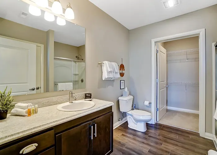 The Urban Oasis Garage Parking Walk-in Shower Apartamento