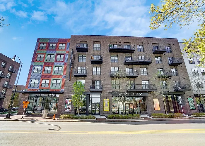 The Urban Oasis Garage Parking Walk-in Shower Apartamento